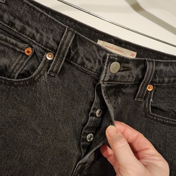 Levi's Premium Wedgie Straight Jeans High Rise Raw Hem Black Washed Pant sz 30 - Picture 5 of 15